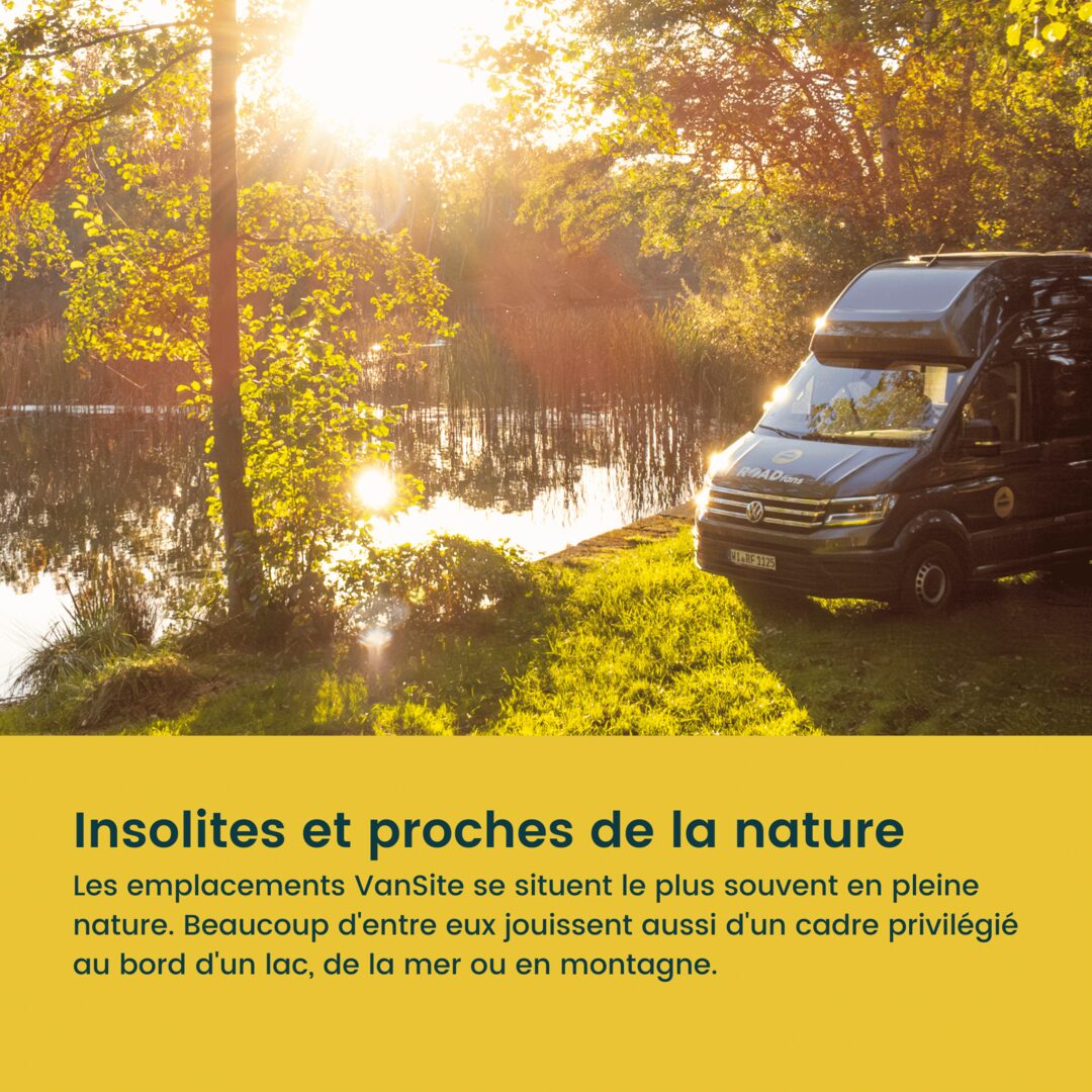 Camping-car VanSite stationné au bord d'un lac entouré d'arbres au coucher du soleil, emplacement insolite en pleine nature