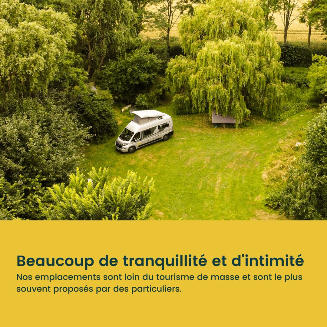 Vue aérienne d'un van aménagé garé sur une prairie verdoyante isolée, emplacement VanSite tranquille proposé par un particulier